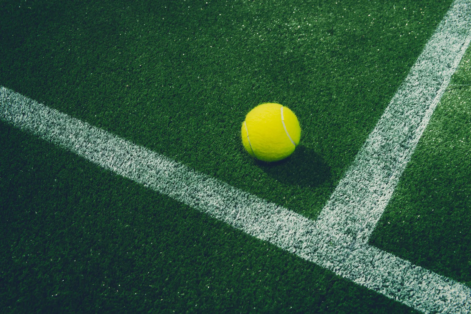 Roger Federer beim Tennisspiel auf einem Hochhausdach über Stuttgart