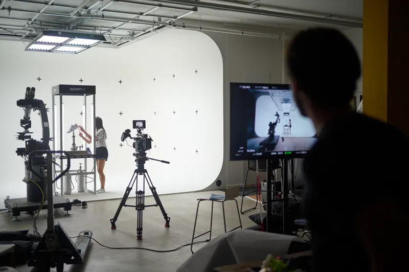 Blick über den Regiemonitor ins Studio mit Kameraroboter und Vitrine